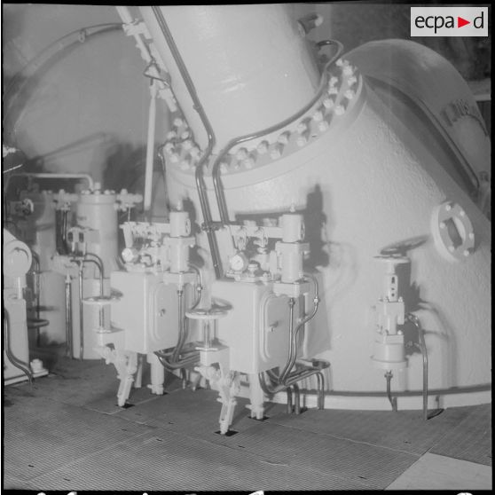 Barrage d'Erraguene. Conduite amenant l'eau aux turbines. Alternateur.