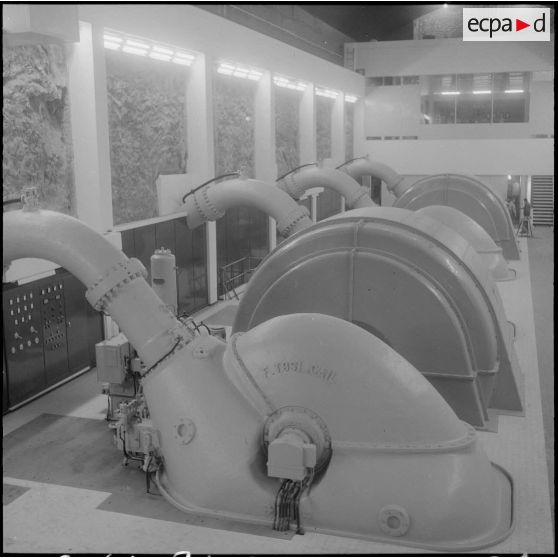 Barrage d'Erraguene. Les turbines dans la salle des machines.