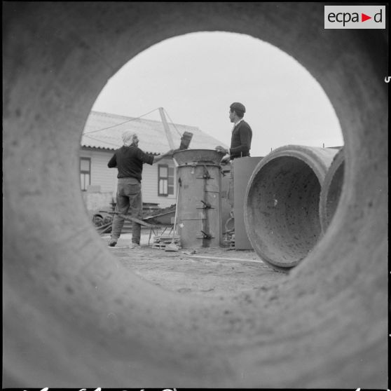 Sidi Salem. Fabrication d'une buse à l'intérieur d'une buse.