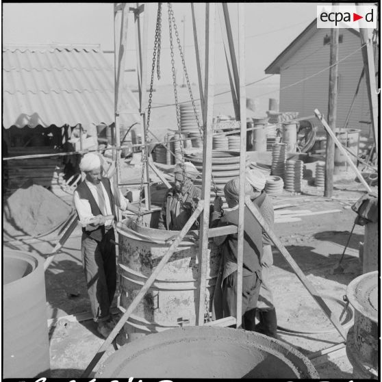 Sidi Salem. Les ouvriers travaillant une buse.