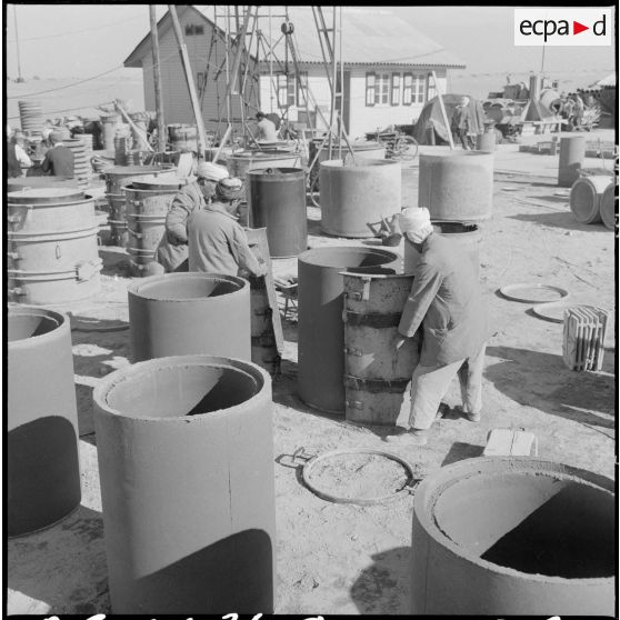 Sidi Salem. Les ouvriers démoulent une buse.