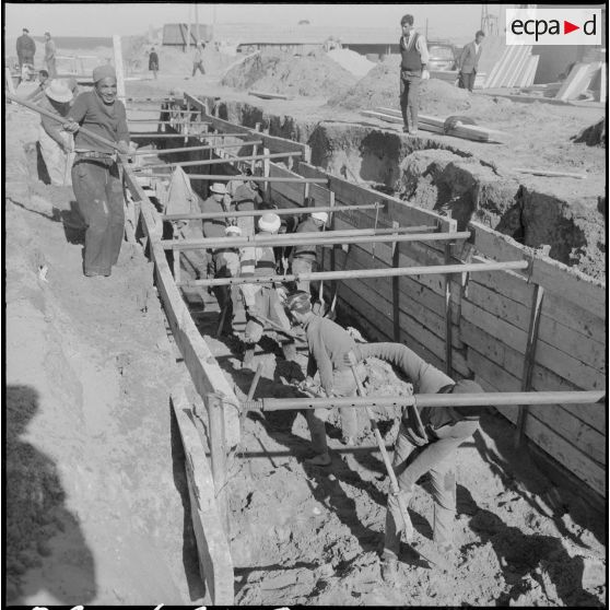 Sidi Salem. Les ouvriers creusent un égout.