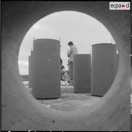 Sidi Salem. Préparation d'une buse.