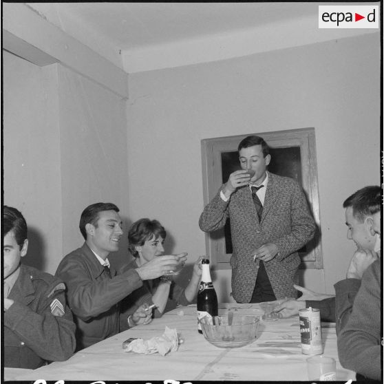 Alger. Pot chez les reporters du service cinématographique des armées (SCA) : départ du lieutenant Gérard Staehling.