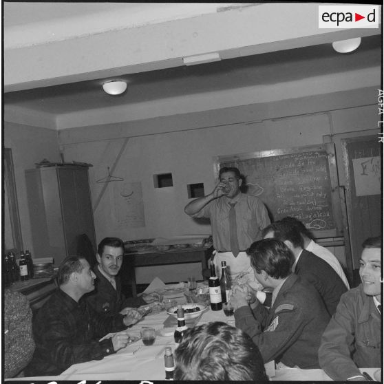 Alger. Pot chez les reporters du service cinématographique des armées (SCA) : départ du lieutenant Gérard Staehling.