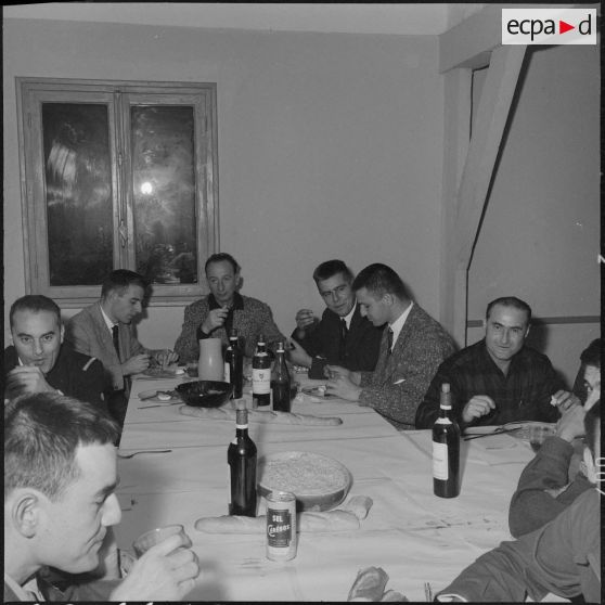 Alger. Pot chez les reporters du service cinématographique des armées (SCA) : départ du lieutenant Gérard Staehling.