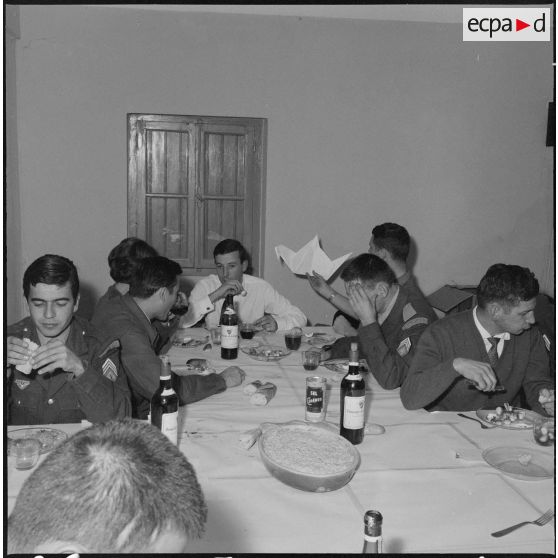 Alger. Pot chez les reporters du service cinématographique des armées (SCA) : départ du lieutenant Gérard Staehling.