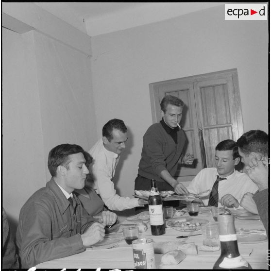 Alger. Pot chez les reporters du service cinématographique des armées (SCA) : départ du lieutenant Gérard Staehling.