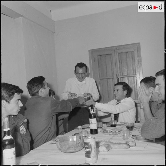 Alger. Pot chez les reporters du service cinématographique des armées (SCA) : départ du lieutenant Gérard Staehling.