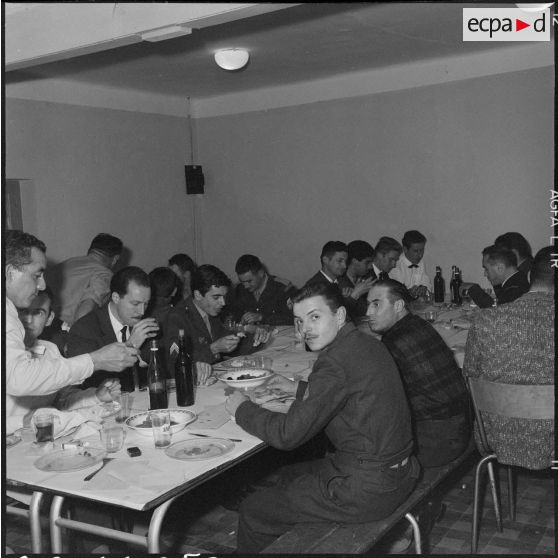 Alger. Pot chez les reporters du service cinématographique des armées (SCA) : départ du lieutenant Gérard Staehling.