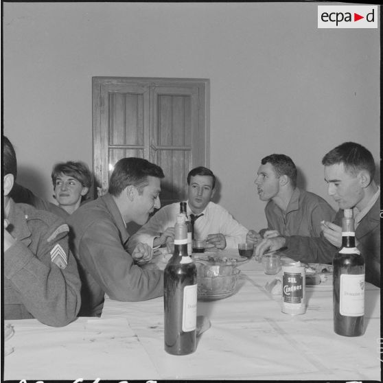 Alger. Pot chez les reporters du service cinématographique des armées (SCA) : départ du lieutenant Gérard Staehling.