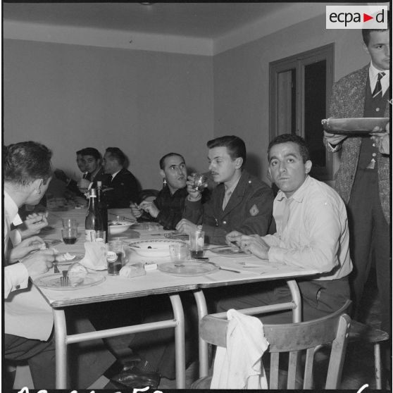 Alger. Pot chez les reporters du service cinématographique des armées (SCA) : départ du lieutenant Gérard Staehling.