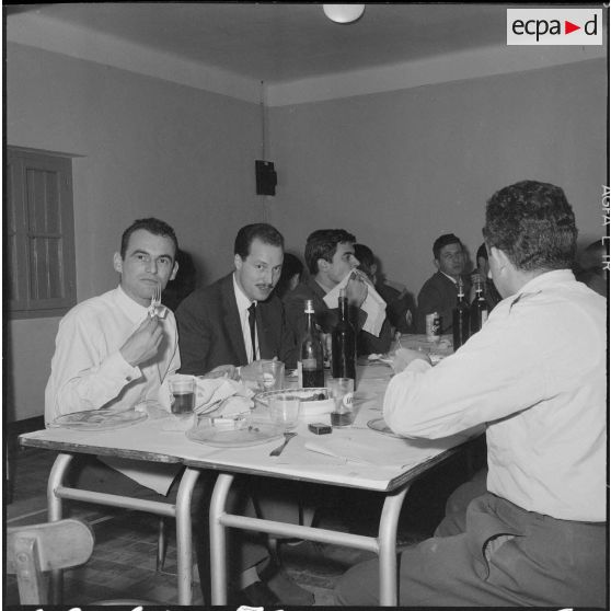Alger. Pot chez les reporters du service cinématographique des armées (SCA) : départ du lieutenant Gérard Staehling.