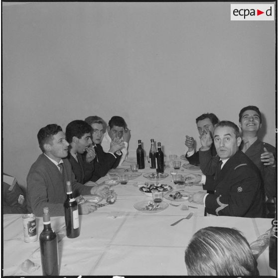 Alger. Pot chez les reporters du service cinématographique des armées (SCA) : départ du lieutenant Gérard Staehling.