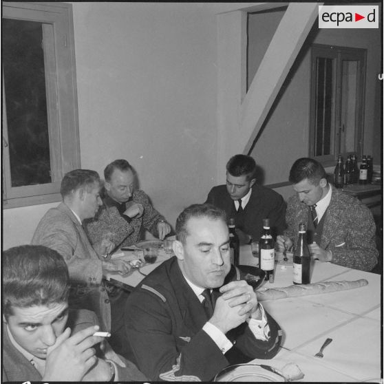 Alger. Pot chez les reporters du service cinématographique des armées (SCA) : départ du lieutenant Gérard Staehling.