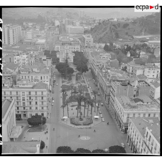 Vue aérienne de Bône. Cours Jérôme Bertagna, la cathédrale.