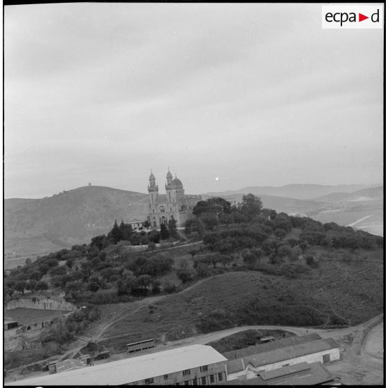 Vue aérienne de Bône. Basilique Saint-Augustin.