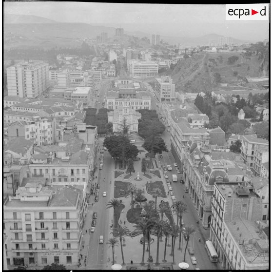 Vue aérienne de Bône. Cours Jérôme Bertagna, la cathédrale.