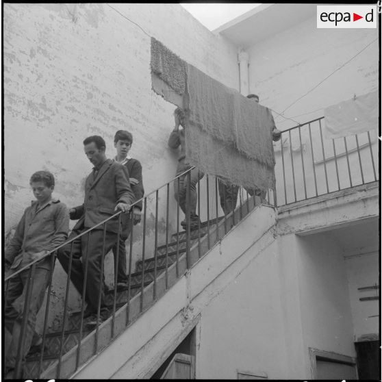 Bône. Manifestations. Arrestation de manifestants.