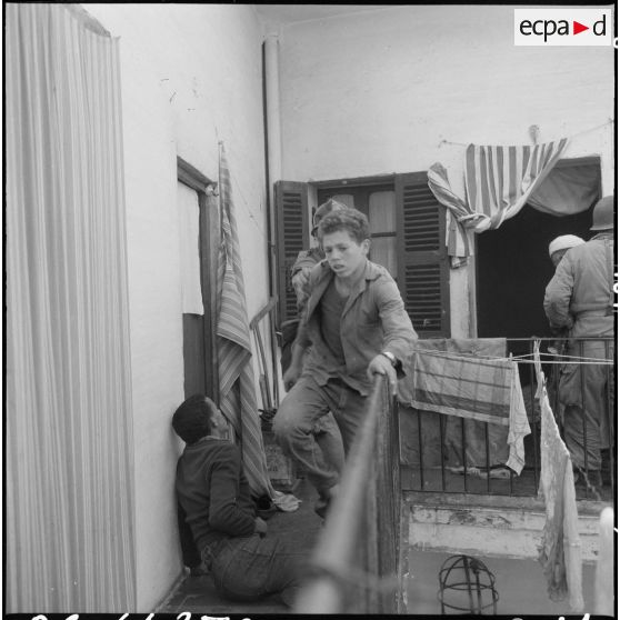 Bône. Manifestations. Arrestation de manifestants.