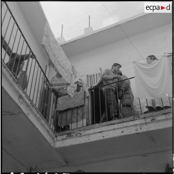 Bône. Manifestations. Arrestation de manifestants.