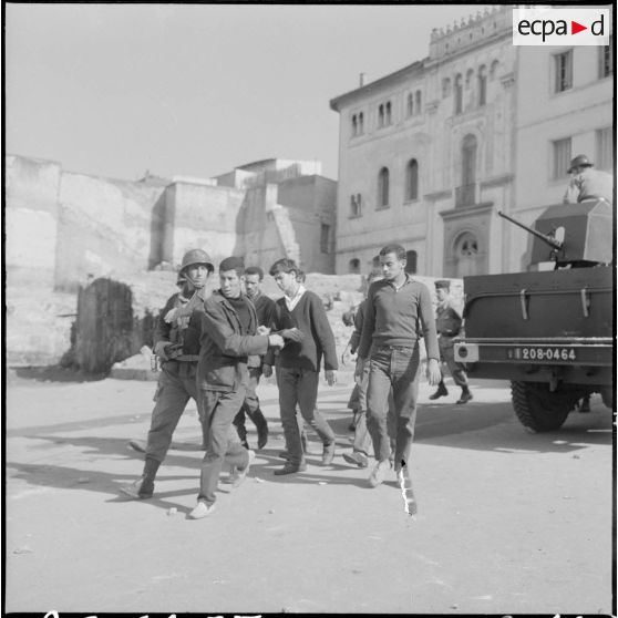 Bône. Manifestations. Arrestation de manifestants.