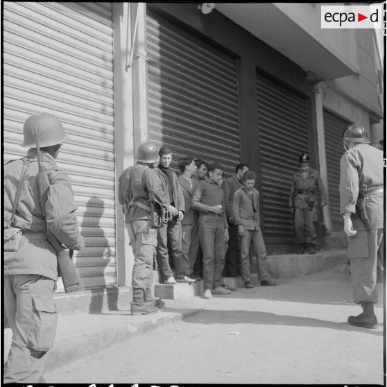 Bône. Manifestations. Jeunes arrêtés au cours de la manifestation.
