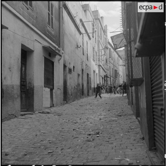 Bône. Manifestations. Jet de pierres des manifestants.