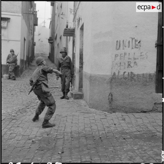 Bône. Manifestations. Un sergent lance une grenade lacrymogène.