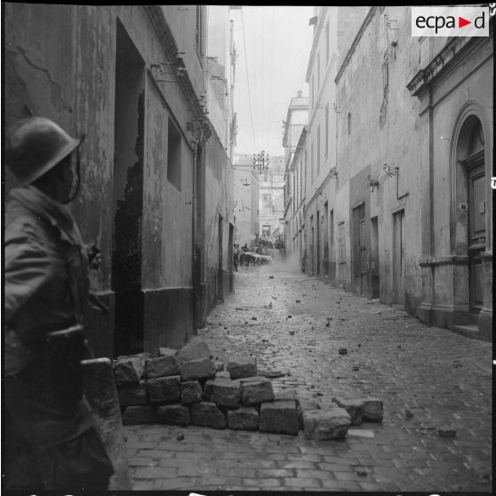 Bône. Manifestations. Jet de pierres des manifestants.