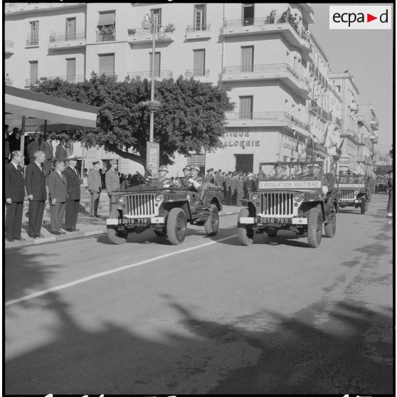 Bône. Cérémonie du 11 novembre 1961. Défilé de la circulation routière.