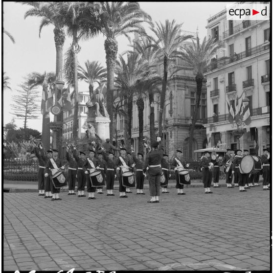 Bône. Cérémonie du 11 novembre 1961. La Musique.