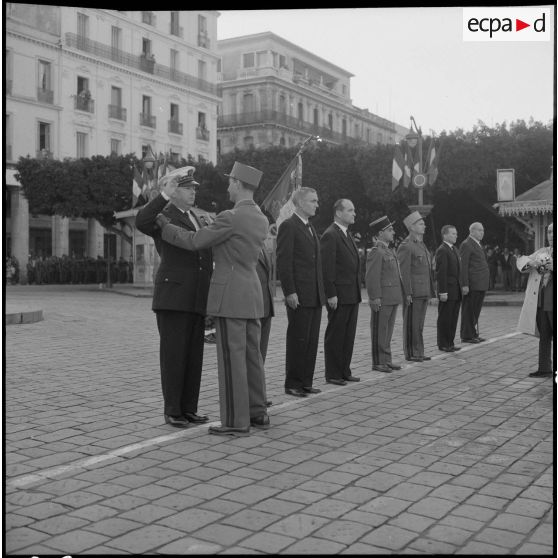 Bône. Cérémonie du 11 novembre 1961. Remise de décoration par le Général commandant la place de Bône.