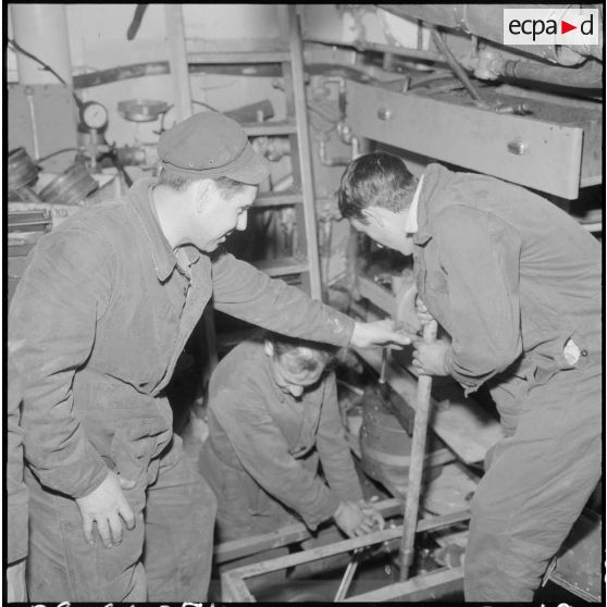 Mers el-Kébir. La chambre des machines de la vedette côtière P755 .