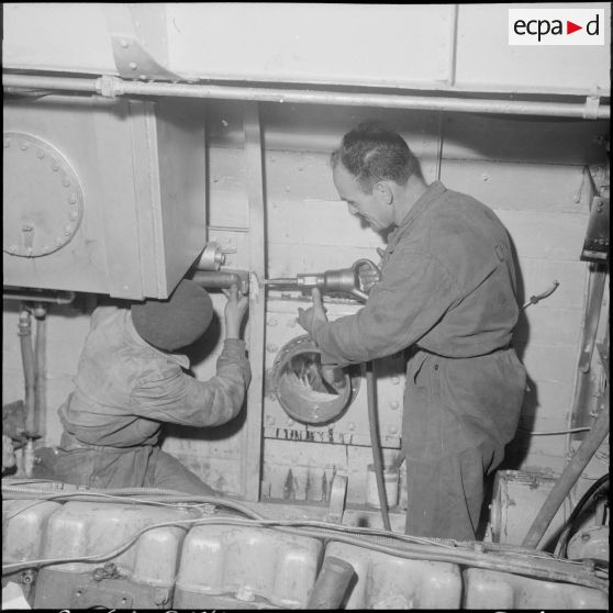 Mers el-Kébir. La chambre des machines de la vedette côtière P755 .