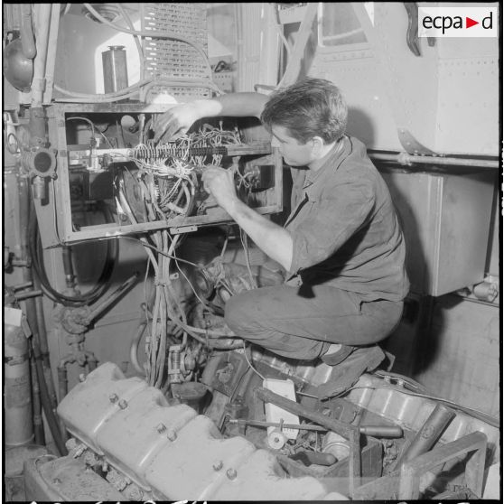 Mers el-Kébir. La chambre des machines de la vedette côtière P755 .