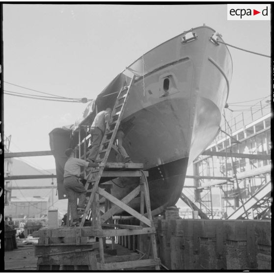 Mers el-Kébir. Avant de la vedette côtière P755 pendant que l'on procède à la révision de la coque et à la peinture.