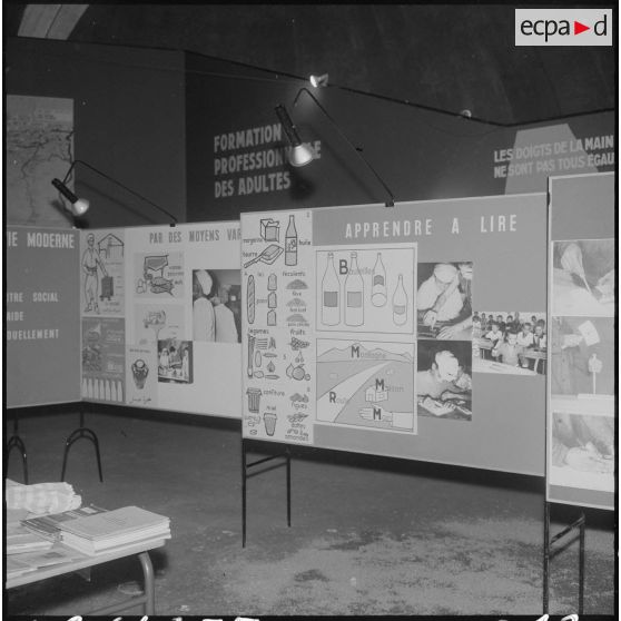 Inauguration de la foire exposition d'Oran. Vue partielle de l'une des sections de l'exposition itinérante.