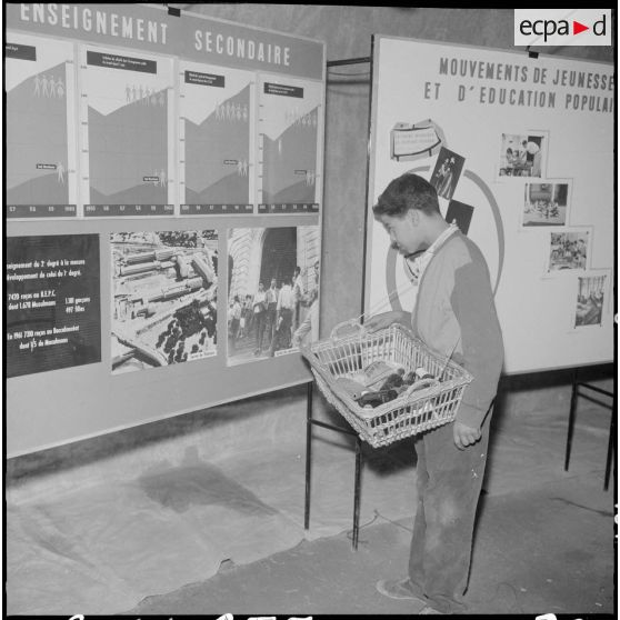 Inauguration de la foire exposition d'Oran. Aspect de l'un des nombreux panneaux de l'orientation professionnelle, dans l'enceinte pneumatique de l'exposition itinérante.