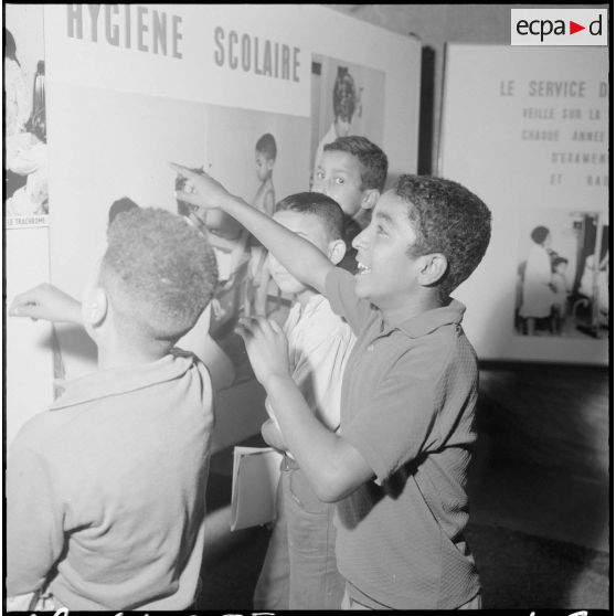 Inauguration de la foire exposition d'Oran. Visite de l'exposition itinérante par un groupe de jeunes.