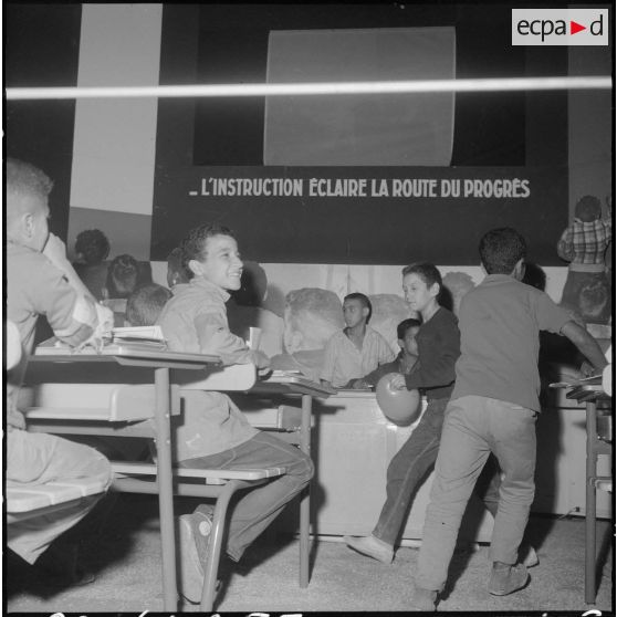 Inauguration de la foire exposition d'Oran. Visite de l'exposition itinérante par un groupe de jeunes.