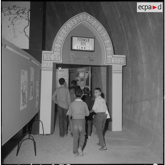 Inauguration de la foire exposition d'Oran. De jeunes enfants se passionnent pour certaines sections de la foire exposition itinérante.