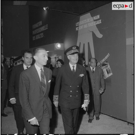 Inauguration de la foire exposition d'Oran. Les autorités devant le stand de la formation professionnelle des adultes.