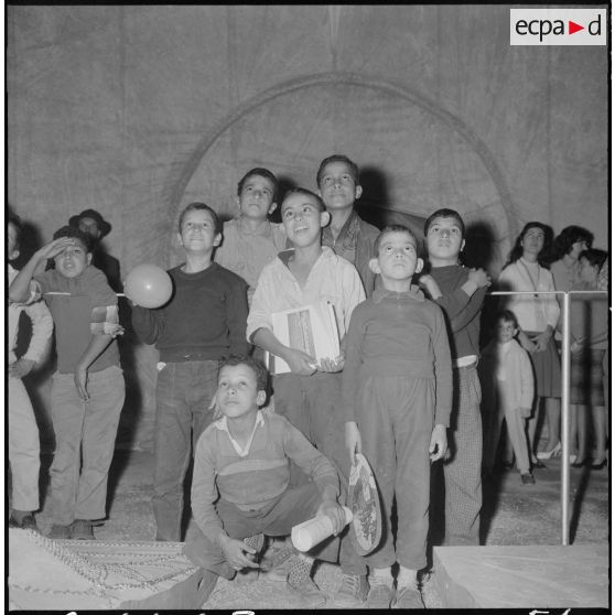 Inauguration de la foire exposition d'Oran. Visite de l'exposition itinérante par un groupe de jeunes.