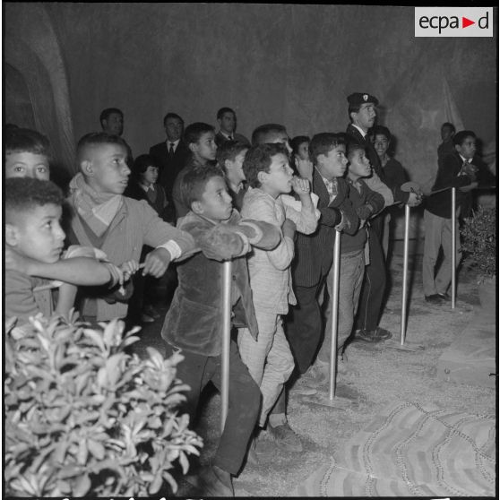 Inauguration de la foire exposition d'Oran. Visite de l'exposition itinérante par un groupe de jeunes.