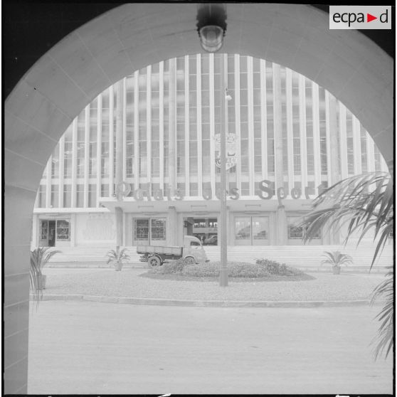 Inauguration de la foire exposition d'Oran. Vue de l'immense Palais des Sports d'Oran, nouvellement construit et qui sert ici de hall d'exposition.