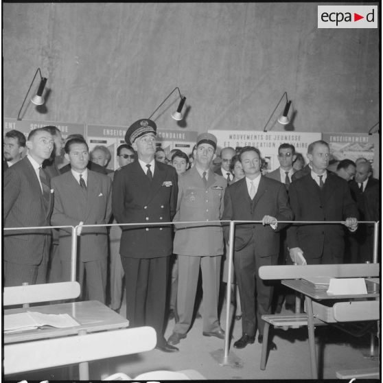 Inauguration de la foire exposition d'Oran. Les autorités sur le stand des enseignements.