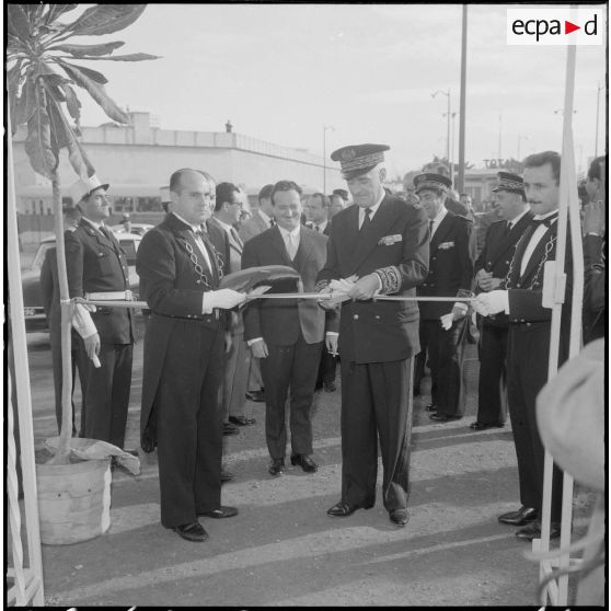 Inauguration de la foire exposition d'Oran. Monsieur Andrieu coupe le traditionnel ruban tricolore.