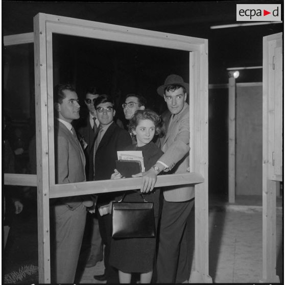 Inauguration de la foire exposition d'Oran. Visite de l'exposition.