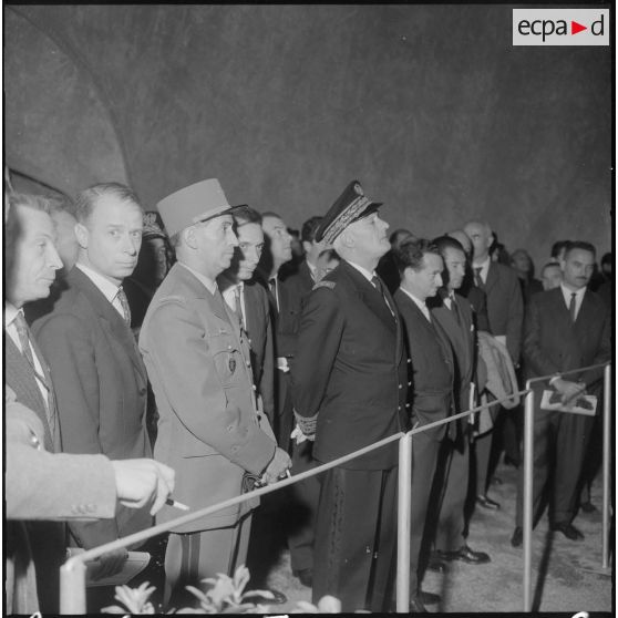 Inauguration de la foire exposition d'Oran. Les autorités sur le stand des enseignements.